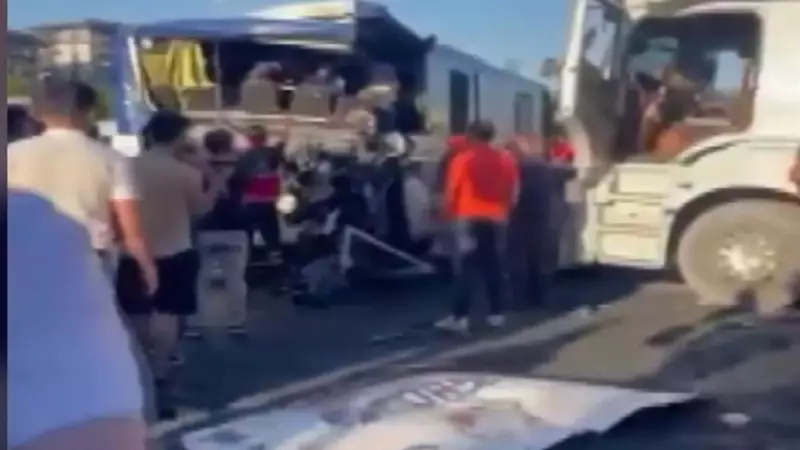 TEM Otoyolu'nda Feci Kaza: 1 Can Pahasına, 9 Yaralı - Trafik Felç Oldu!