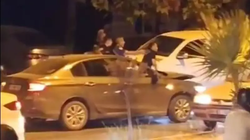 İzmir'de Akıl Almaz Olay: Ailesini Darbedip Polisten Kaçan Genç, Sürücüyü Rehin Aldı!
