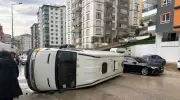 Ankara'da Minibüs Şaşırtıcı Bir Şekilde Devrildi: Sürücü Mucizevi Bir Şekilde Kurtuldu!