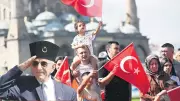 Bayram Coşkusu Üç Kıtada: Hava, Kara ve Denizde Muhteşem Kutlamalar!