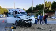 Burdur'da İki Araç Kafa Kafaya Çarpıştı: Sürücüler Yaralandı!