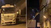 Kağıthane'de Akıl Almaz Kaza: Tır Elektrik Direğini Yıktı, Binaya Dayandı!