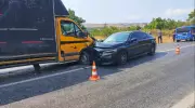 Korkunç Kaza: Kamyonet ile Otomobil Kafa Kafaya Çarpıştı, 6 Kişi Yaralandı!