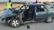 Sakarya'da Feci Kaza! Bariyerlere Çarpan Otomobilde 5 Kişi Yaralandı