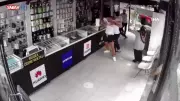 Telefon Tamiri İçin Gittiği Dükkânda Demir Sopayla Saldırıya Uğradı! Kameralara Böyle Yansıdı