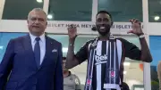 Wilfred Ndidi, Formayı Giymeden Önce Armayı Öptü! Leicester City'nin Yıldızından Duygu Yüklü Anlar