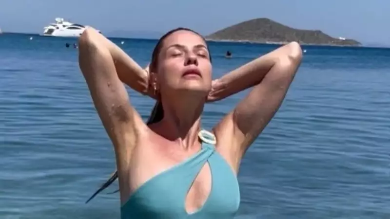 47 Yaşında Gençlik İksirini Bulmuş! Emine Ün'ün Tatil Pozları Sosyal Medyayı Salladı