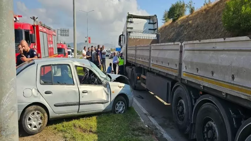 Çanakkale'de Feci Kaza: Tıra Çarpan Araç Can Aldı!