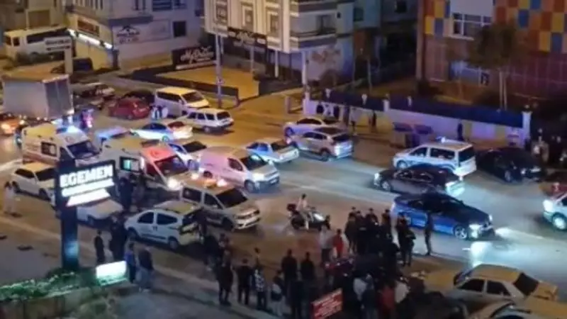 Ankara'da Trafik Dehşeti: Taşlanan Araç Sürücüsü Yayaya Çarptı! O Anlar Kamerada