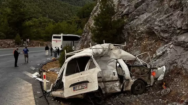Antalya'da Feci Kaza: Otobüsle Çarpışan Ticari Araç Sürücüsü Hayatını Kaybetti