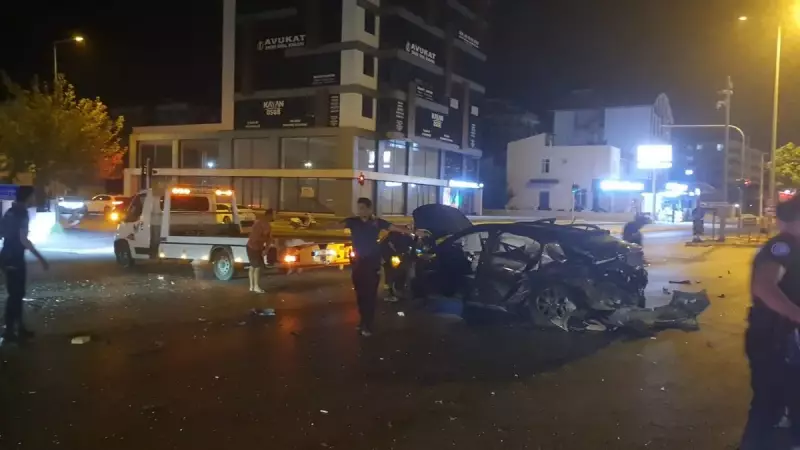 Antalya'da Kavşakta İnanılmaz Kaza! Otomobil Adeta Bıçakla Kesilir Gibi İkiye Ayrıldı