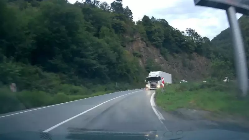 Artvin'de Feci Kaza! Tır ile Otomobil Kafa Kafaya Çarpıştı: 3 Yaralı