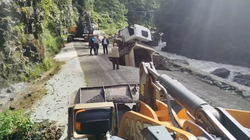 Artvin'de Feci Kaza! Yol Çalışması Sırasında Kamyon Devrildi: 1 Yaralı