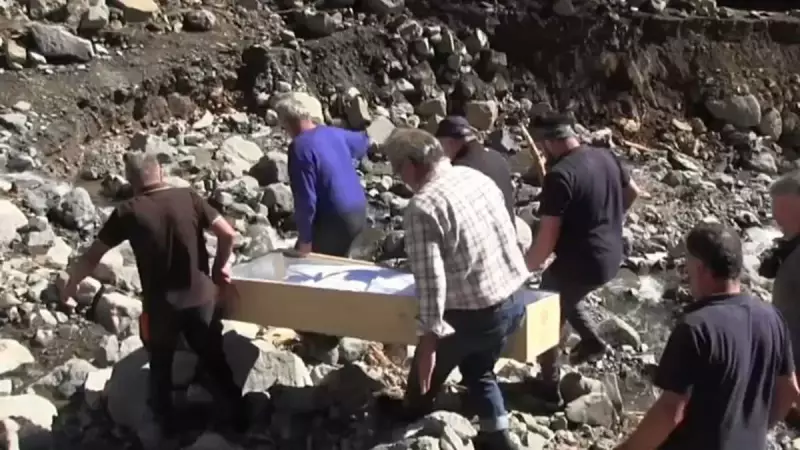 Artvin'de Yürekleri Sızlatan Sel Manzarası: Cenaze 2 Kilometre Elden Ele Taşındı