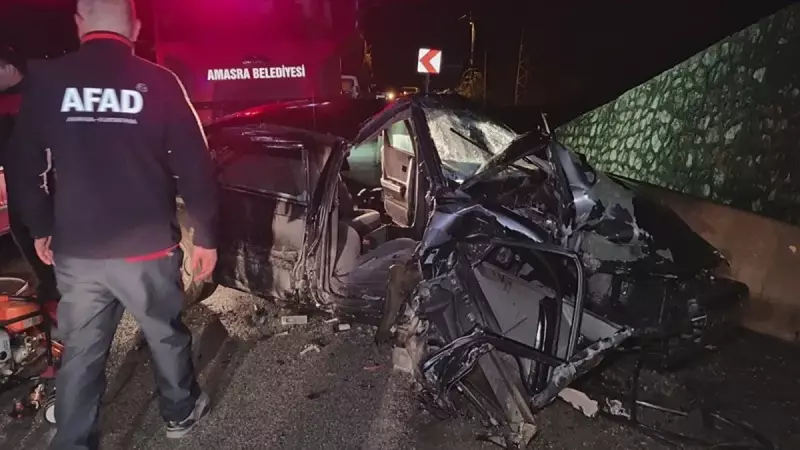 Bartın'da Gece Yarısı Korkunç Kaza: Otomobil Bariyerlere Çarptı, 4 Kişi Yaralandı!