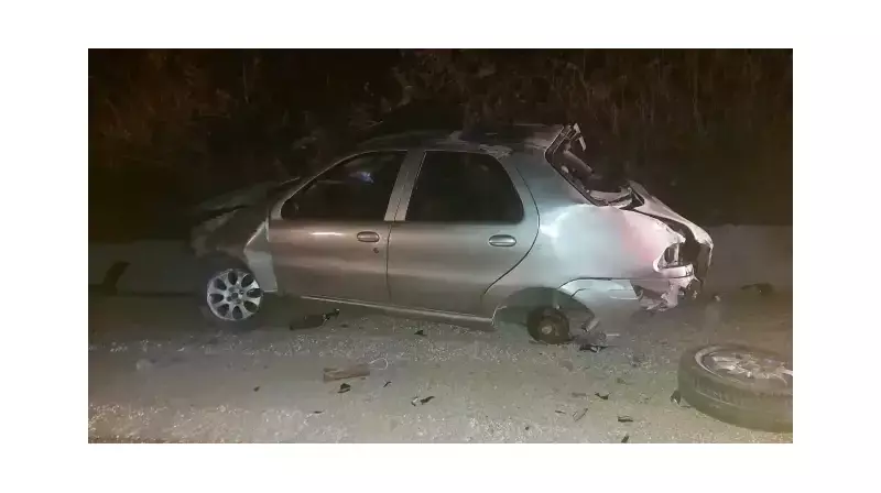 Beton Zeminde Kontrolden Çıkan Otomobil: İki Yaralı - İstanbul'da Gece Yarısı Korku Dolu Anlar