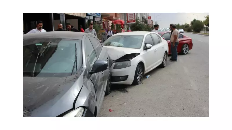 Kars'ta Feci Kaza! Kontrolden Çıkan Otomobil Park Halindeki Araçlara Çarptı