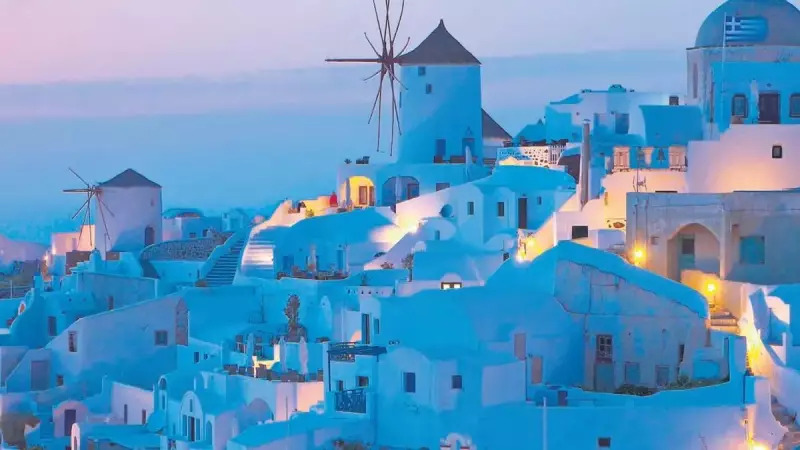 Mikonos: Rüzgarın Dans Ettiği, Işıkların Büyülediği Eğlence Cenneti!