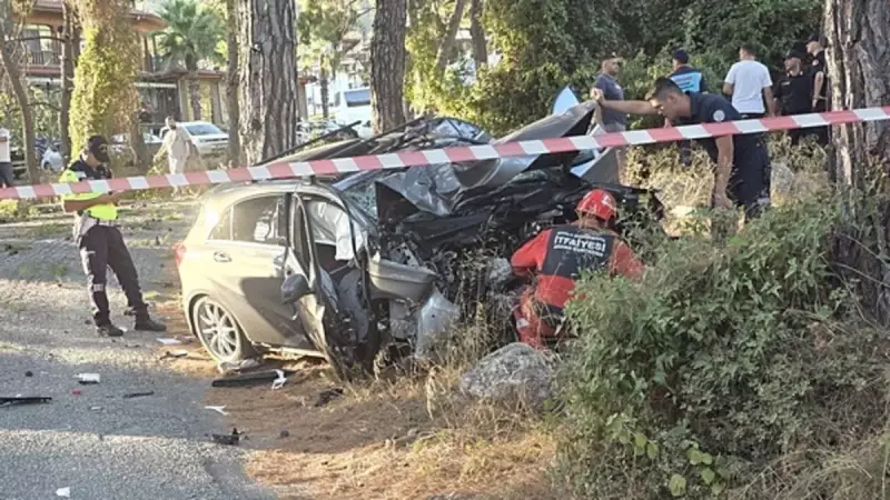 Muğla'da Feci Kaza: Ağaca Çarpan Araç Enkaz Haline Geldi! 1 Ölü, 1 Yaralı