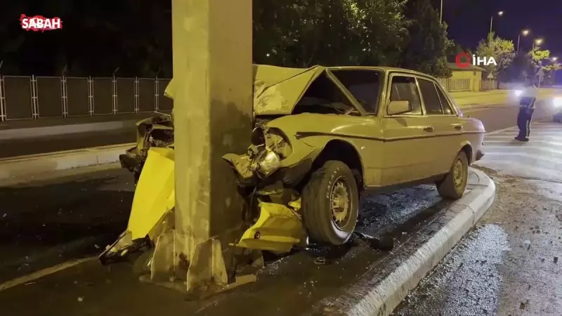 İnanılmaz Kaza! Klasik Otomobil Direğe Ok Gibi Saplandı, Sürücü Ağır Yaralı