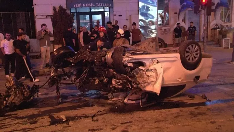 İstanbul'da Korkunç Kaza: Otomobil İETT Otobüsüne Çarptı, 1'i Ağır 2 Yaralı!