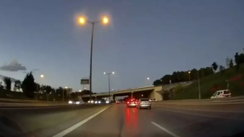 İstanbul'da İnanılmaz Sahne: Bilerek Kaza Yaptırıp Sanki Hiçbir Şey Olmamış Gibi Yoluna Devam Etti!