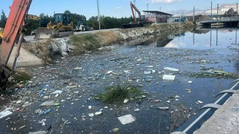 İzmir Halkapınar'da Çevre Felaketi: Deniz Kıyısındaki Kirlilik Görenleri Şoke Ediyor!