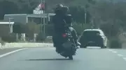 Bodrum'da Adrenalin Dorukta: Motosikletli Genç, Trafiği Tekeriyle Yırtıp Geçti!