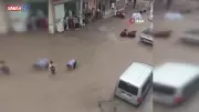 Bursa'yı Sel Bastı! Sokaklar Göle Döndü, Vatandaşlar Zor Anlar Yaşadı