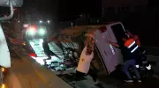 D-100'de Feci Kaza! Minibüs Bariyere Çarpıp Takla Attı: 7 Yaralı