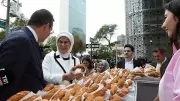 Emine Erdoğan'dan Sıcacık Bir Dokunuş: Simit Tezgahının Başında Vatandaşlarla Kucaklaştı!