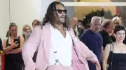 Jason Momoa, Venedik Kırmızı Halısı'nda Pembe Terlik ve Oje ile Büyüledi!