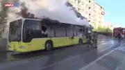 Ümraniye'de İETT Otobüsü Alev Alev Yanıyor! Son Dakika Görüntüleriyle Olay Yeri
