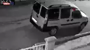Otomobil Lastiklerini Kesen Şahıs Güvenlik Kameralarına Yakalandı! İşte O Anlar