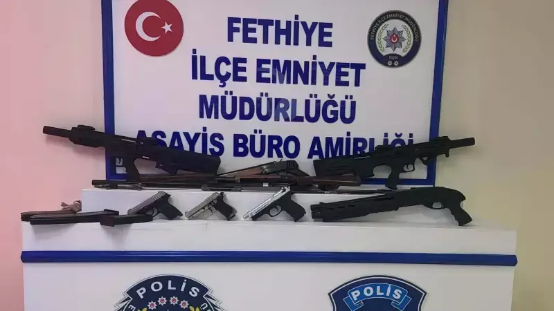 İş Yerinin Önünde Unutulan Çantadan 8 Silah ve Kesici Alet Çıktı! Güvenlik Alarmı