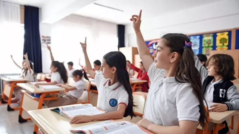 29 Ekim Cumhuriyet Bayramı'nda Okullar Açık mı? İşte MEB'in O Kararı ve Devamsızlık Detayları!