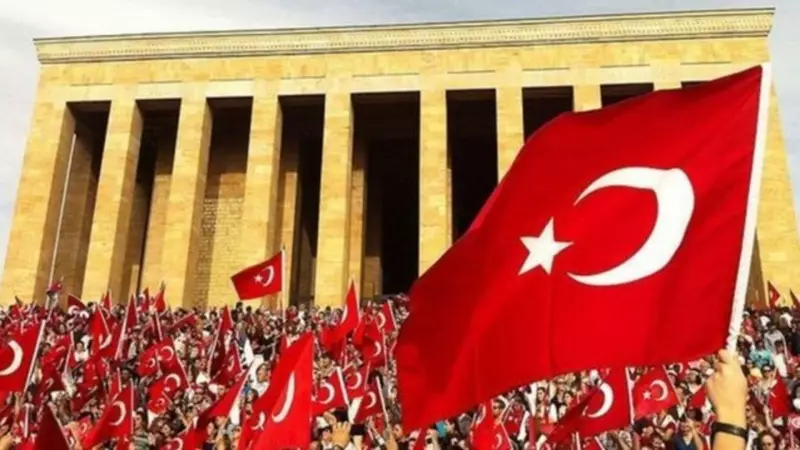 29 Ekim Tatil Mi? İşte Cumhuriyet Bayramı Tatil Düzeni ve Çalışma Saatleri!