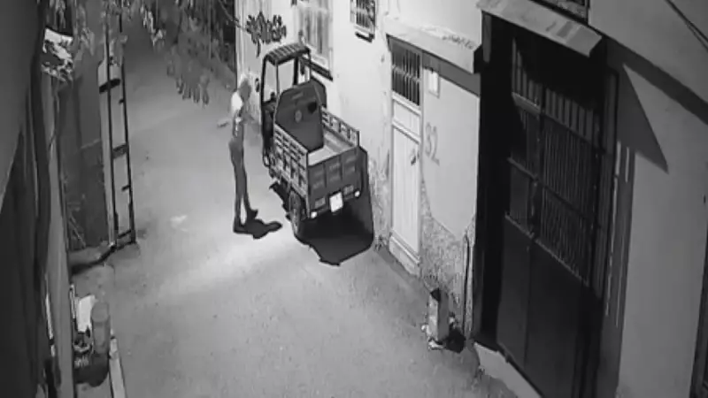 Adana'da Moped Hırsızı Kameralara Takıldı! Kapüşonlu Şüpheli Dakikalar İçinde Motosikleti Nasıl Çaldı?