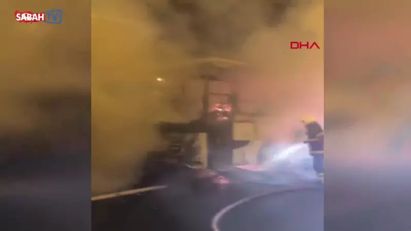 Adana'da Seyir Halindeki Yolcu Otobüsü Alev Alev Yanıyor! İnanılmaz Görüntüler