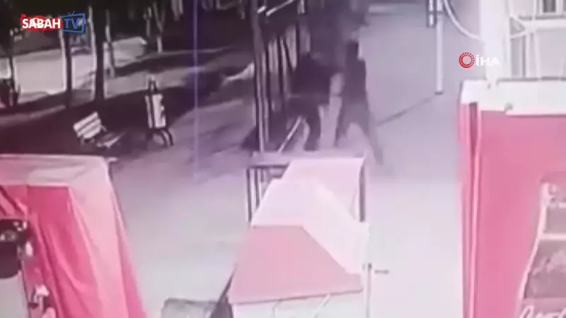 Adana'da Sokak Ortasında Kan Donduran Vahşet! Lise Öğrencilerine Bıçaklı Saldırı Anları Kamerada