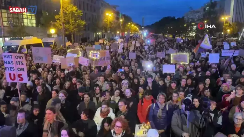 Almanya'da Siyasi Fırtına: Merz Parti Binası Önünde Binlerce Protestocuyla Karşılandı!