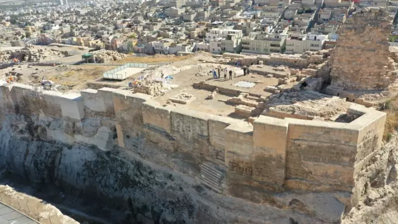 Şanlıurfa Kalesi'nde Tarihi Keşif: 5. Yüzyıla Ait Eşsiz Yazılı Mozaik Bulundu!