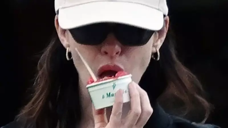 Anne Hathaway'den Şeytan Filmi Setinde Dondurma Kaçamağı! İşte O Anlar