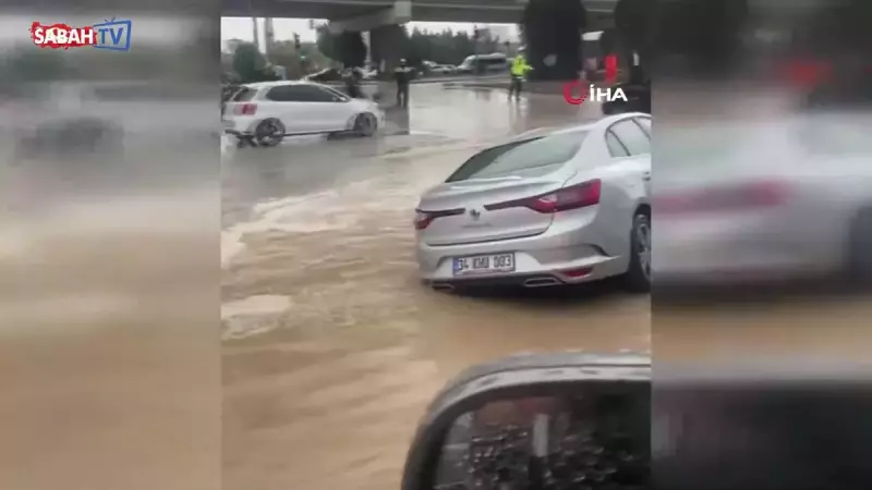 Antalya'da Şiddetli Sağanak Yolu Yuttu! Araç Çöken Yola Gömüldü