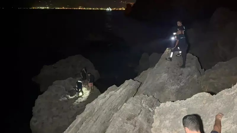 Antalya'da Kayalıklarda Mahsur Kalan İki Balıkçıyı AFAD ve İtfaiye Kurtardı!