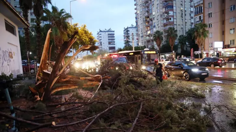 Antalya'yı Donduran Gece: Dolu ve Fırtına 3 Kişiyi Yaraladı!