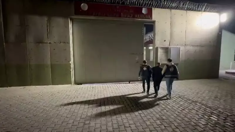 Ağrı'da TIR İçinde Sıkışan 16 Düzensiz Göçmen! Jandarma Operasyonuyla Yakalandılar