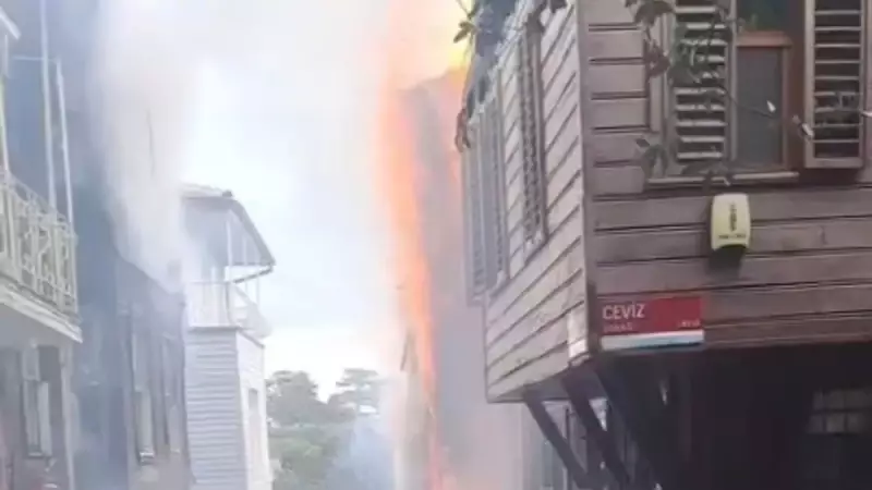 Arnavutköy'deki Ahşap Bina Yangınında Son Durum: İtfaiye Ekipleri Gece Boyunca Mücadele Etti!