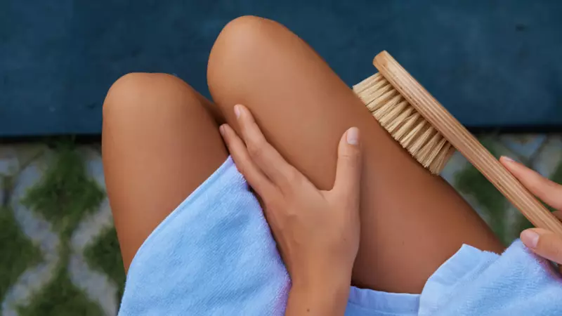 At Kılı Fırçası ile Selülite Veda! Kuru Fırçalama Tekniği Ciltte Devrim Yaratıyor