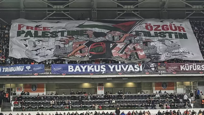 Başakşehir Taraftarlarından Yürekleri Isıtan Destek! Filistin İçin Dev Pankart Açıldı